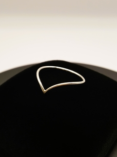Anel Prata 925 Liso em V: Elegância e Minimalismo em um Único Acessório