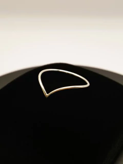 Anel Prata 925 Liso em V: Elegância e Minimalismo em um Único Acessório