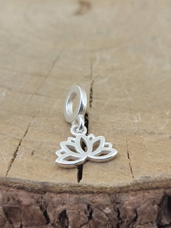 Berloque Flor de Lótus: Símbolo de Iluminação e Pureza - Prata 925