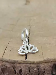 Berloque Flor de Lótus: Símbolo de Iluminação e Pureza - Prata 925