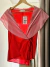 Blusa vermelha com gola listrada
