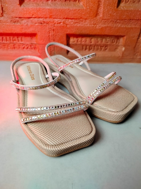 Sandália Rasteira com Calce Fácil e Pedraria