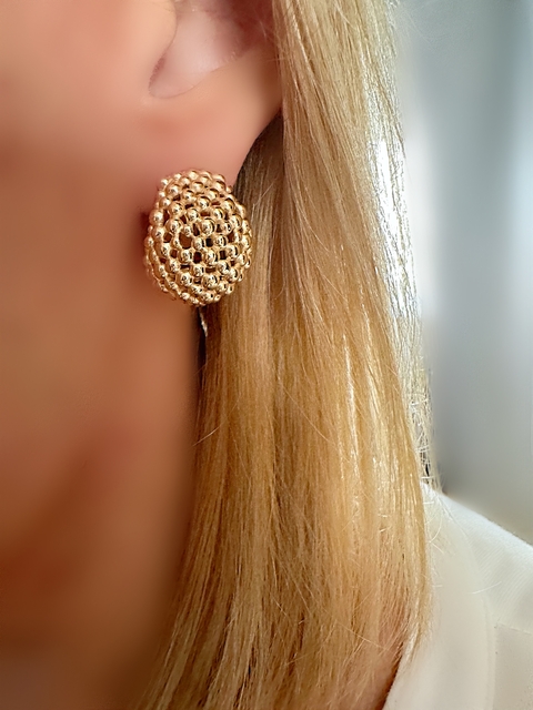 Brinco meia argola bolinas banhado a ouro 18 k