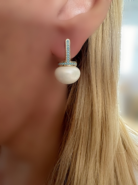 Brinco perola shell cravejado com zirconias turquesas banhado a ouro 18 k