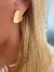 Brinco pastilha banhado a ouro escovado 18 k - comprar online
