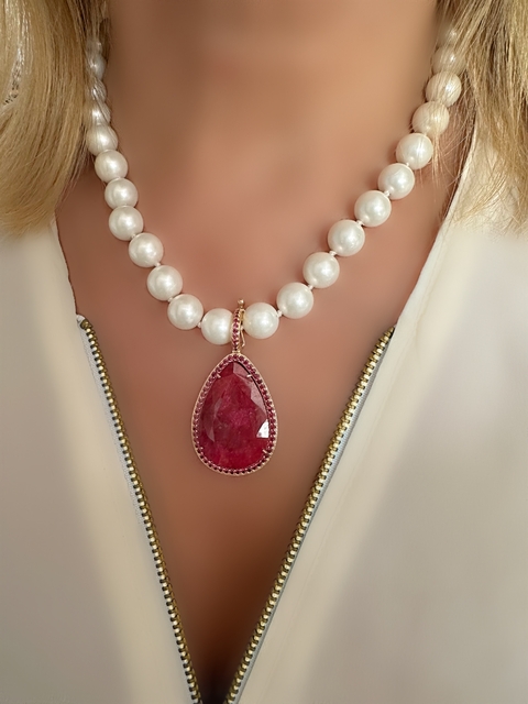 colar perolas shell banhado a ouro !8k com pingente pedra rubi indiano cravejado com zirconias - comprar online