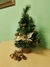 Decoracion arbolito de navidad con adornos dorados en internet