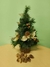 Decoracion arbolito de navidad con adornos dorados