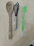 CUBIERTOS- BATIDOR, CUCHARA DE MADERA, Y CUCHARA DE PLASTICO