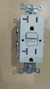 Receptáculo Lutron con interruptor de circuito modelo E41978