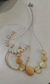 Collar de perlas acrílicas en tono dorado - comprar en línea