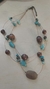 Collar de piedras azules con café en internet