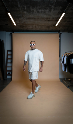 T-SHIRT OVER CREAM na internet