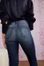 CALÇA JEANS NEW BOOT CUT COM BARRA DESMANCHADA E ABERTTURA LATERAL | DZ20628 na internet