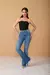CALÇA JEANS FLARE COM STRASS NO BOLSO | DZ20923