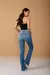 CALÇA JEANS FLARE COM STRASS NO BOLSO | DZ20923 na internet