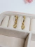 Brinco Dourado Argola Com Medalhinha Frisada de Aço Inox - comprar online