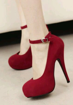 Tacones rojos con tacón delgado