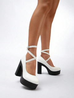 Tacones con pulsera y tacón grueso