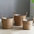 Cesto de palha para armazenamento de vaso de planta.