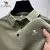 Polo elástico de seda de hielo de camello bordado
