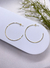 Argola lisa G dourada - comprar online
