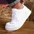 Sapatos de skate desportivos casuais brancos clássicos para homem com sola espessa de EVA, duráveis, absorção de choque, design leve e simples com ata na internet