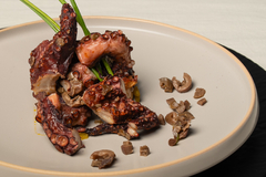 PULPO ASADO CON OLIVA, PIMENTÓN ESPAÑOL Y BRUNOISE DE ACEITUNAS NEGRAS - comprar online