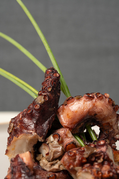 PULPO ASADO CON OLIVA, PIMENTÓN ESPAÑOL Y BRUNOISE DE ACEITUNAS NEGRAS - ViandaVip