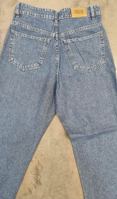 Jean Mom Fit Bigotes en internet