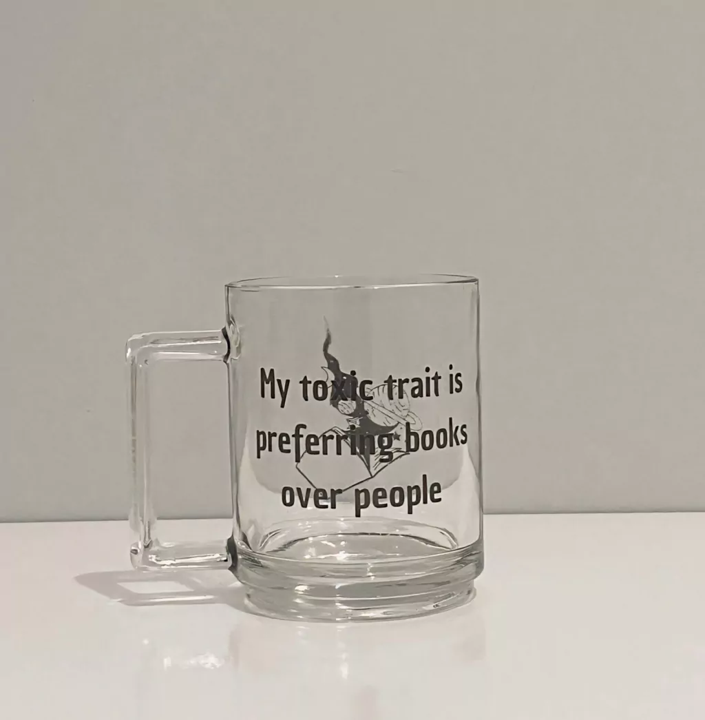 Caneca my toxic trait is preferring books over people