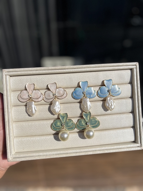 Brinco orquídea resinada