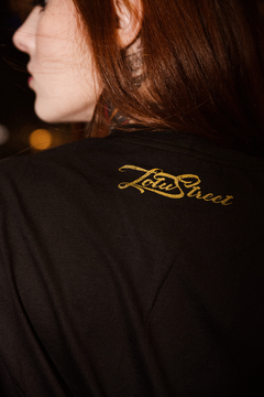 Camiseta Gold Cleo - Edição Street Mythology - LotuStreet Skateboard | Streetwear
