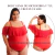 Modelo plus size sonriendo, vistiendo un body Gema negro de microfibra y tul lurex con hombros descubiertos y volado brillante. Se muestra vista frontal y trasera.