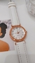 RELOJ BLANCO Y DORADO - MALLA SIMIL CUERO