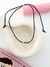 CHOKER DE GAMUZA REGULABLE CON DIJE TORZI