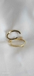 Argola semi-aberta oval - 1,5 cm x 0,3 mm - detalhe aro liso e 1 cravejado. - comprar online