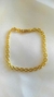 Pulseira tubular com elos encaixados.