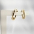Brinco Earhook Dourado com ponto de luz.