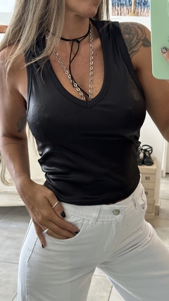Musculosa V Negra Electric - comprar online