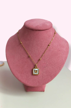 Collar mariposa blanca