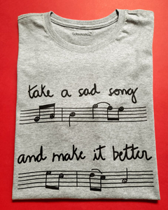 camiseta cinza com desenho de uma partitura e notas musicais com carinhas, e a frase "take a sad song and make it better", em tamanho adulto, sem gênero