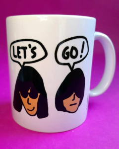caneca branca com desenho do rosto dos integrantes da banda Ramones dizendo "hey ho let's go!"