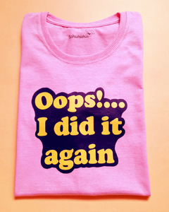 camiseta rosa com a frase "oops!... I did it again" escrita em amarelo com fundo roxo, em tamanho adulto, sem gênero