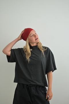 REMERA CROP GRIS
