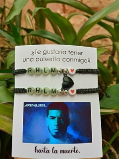 Pulseras "RHLM" que se iluminan en la oscuridad