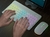 Conjunto de Teclado retroiluminado Bluetooth e mouse sem fio na internet