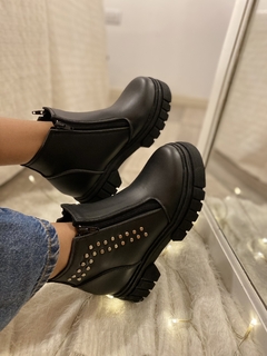 Botas con tachas en internet