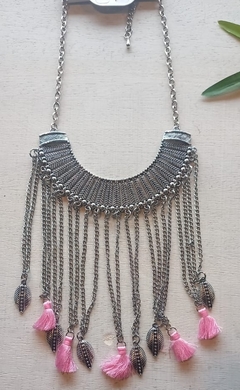026 - COLLARES LARGOS METÁLICOS, CON FLECOS DE HILO