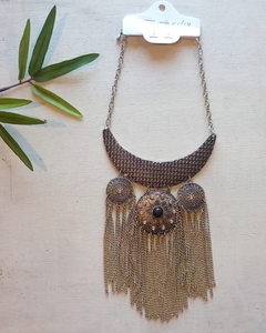 031 - COLLAR METÁLICO CADENAS PLATEADO CON PIEDRA, DISEÑO ÚNICO.